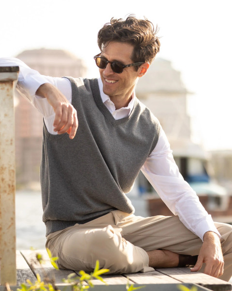 Alashan Cashmere Cotton Cashmere Classic V-Neck Vest in Steel 