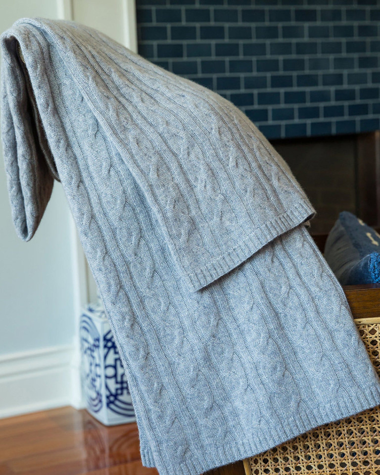 Claudia Nicole  Cozy Cable Throw made of 100% Cashmere in Heavenly Blue 