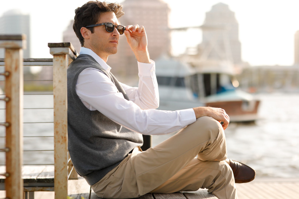 Alashan Cashmere Cotton Cashmere Classic V-Neck Vest in Steel 