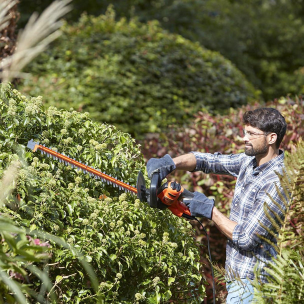 BLACK+DECKER 500W Electric Hedge Trimmer with Saw Blade, 22mm Cut Capacity - BEHTS401-GB – image 3