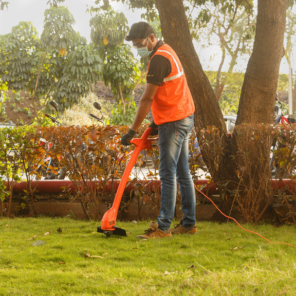 BLACK+DECKER GL360 350W Strimmer, 25cm Cutting Swath, Bump Feed, Dual Handle - GL360-GB – image 6