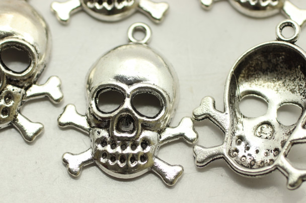 SKULL & CROSSBONES, 26x22x5mm, Antique Silver Plated (metal alloy), approx 9 per bag