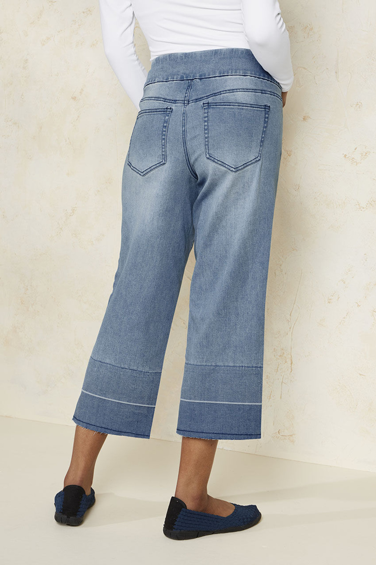 Raw-hem cropped wide-leg jean