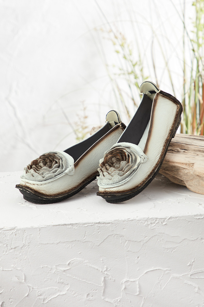 “Dezi” Leather Flats from L'Artiste by Spring Step®