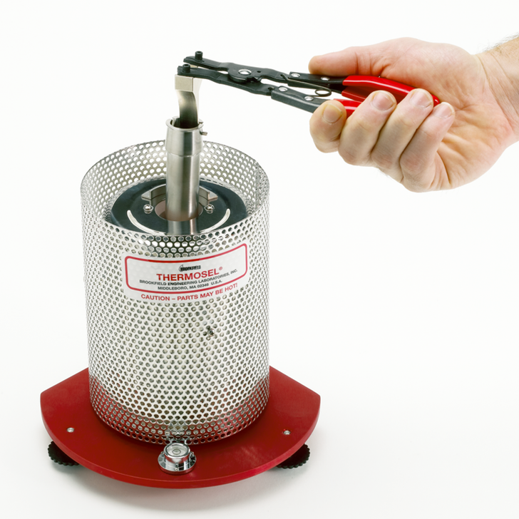 The extracting tool enables the sample chamber to be handled safely.