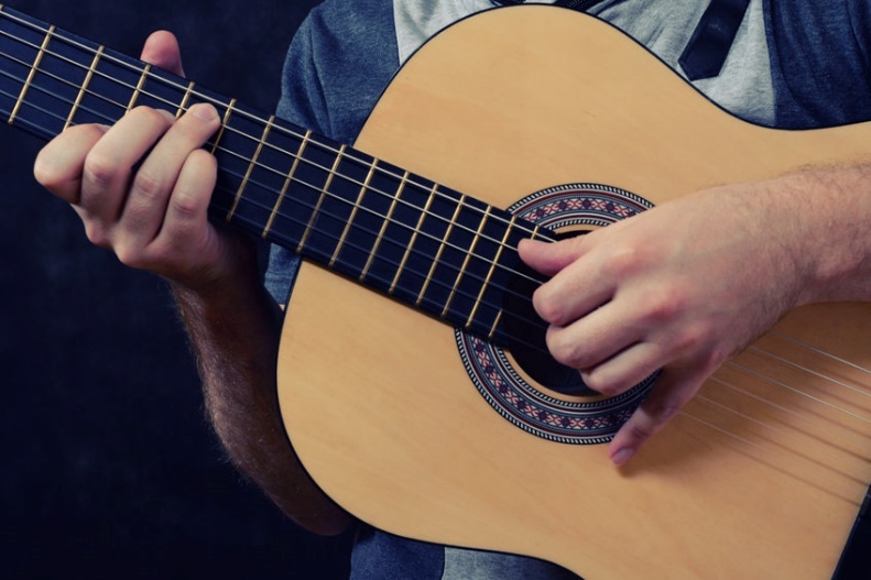 How to Make the Choice Between a Nylon or Steel String Guitar?