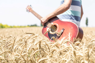 10 Easy Songs Every Beginner Guitarist Should Learn First - Strings and ...