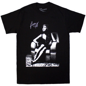 Amy Winehouse Unisex T-Shirt: Chair (Black) Amy Winehouse Unisex T-Shirt: Chair (Black)