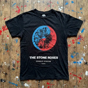 The Stone Roses Unisex Carbon T-Shirt: Wembley (Black)