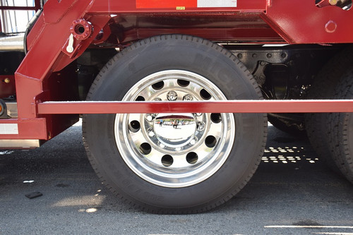 Keep off road grime, dirt and dust with this Rear Wheel Hubcap Kit. It's made of chrome-finished plastic that doesn't rust and resists dent and nicks. The kit contains an axle cover and removable hubcap as well as 10 lug nut covers to shield wheels from d