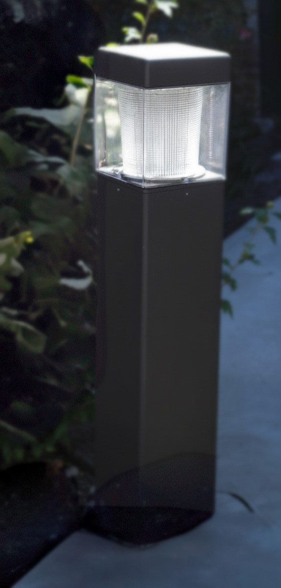 LED square bollard with glass reflector_garden_view