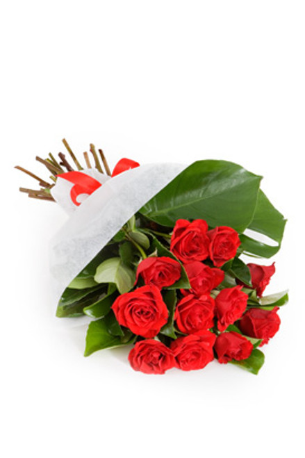 Bouquet of 12 red roses beautifully arranged for shipping anywhere in Italy.