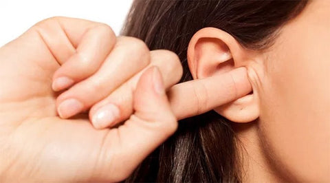 Oreilles De Nettoyage De Jeune Homme Avec Le Tampon De Coton Image stock -  Image du adulte, personnel: 60489367