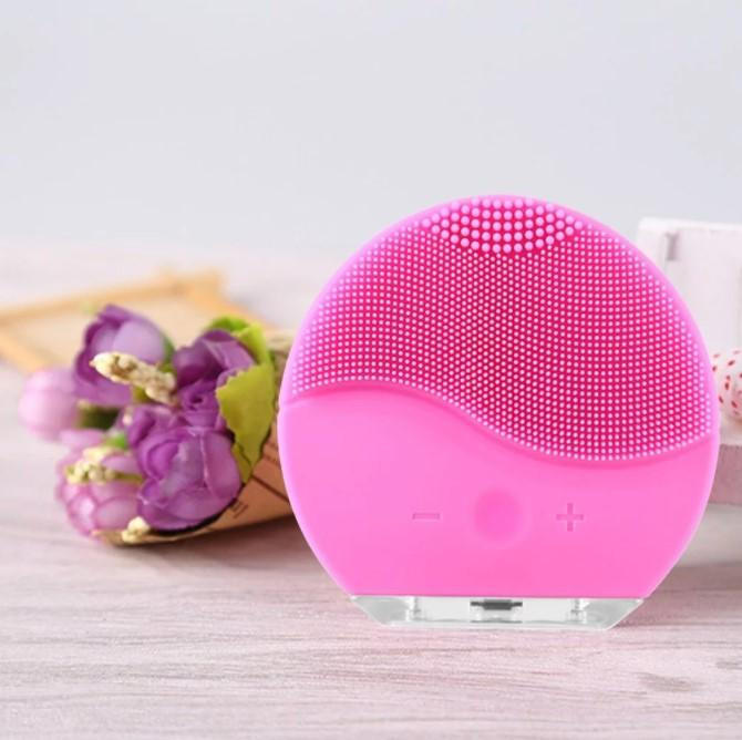 Brosse Nettoyante Visage, Silicone Exfoliant Brosse Visage Nettoyante  Electrique, avec 3 Têtes Brossantes,4 Modes de Vitesse pour Nettoyage en  Profondeur, Exfoliation Douce, Massage : : Beauté et Parfum