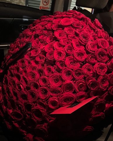 300 roses bouquet - Chelsea Bloom Studio