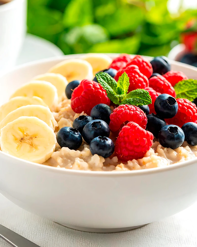 Desayuno saludable con fruta y alimentos variados
