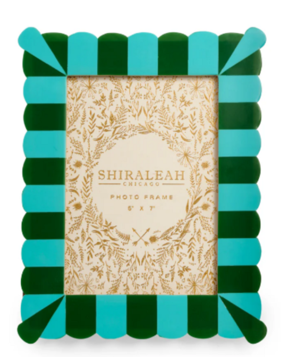 Viva 5x7 Scalloped Frame Viva 5x7 Scalloped Frame