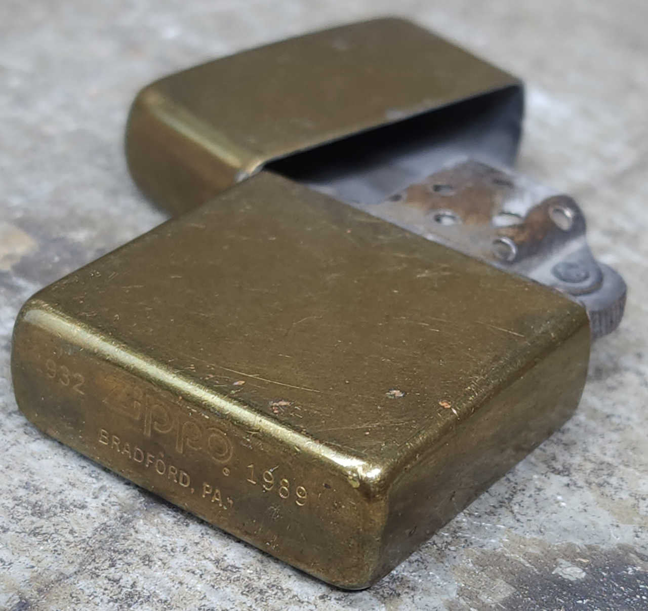 ジッポライター　1932 Zippo1989　SOLID BRASS  ZIPPO 1932-1989 SOLID BRASS HAWAII UNIVERSITY ジッポライター alpみ010