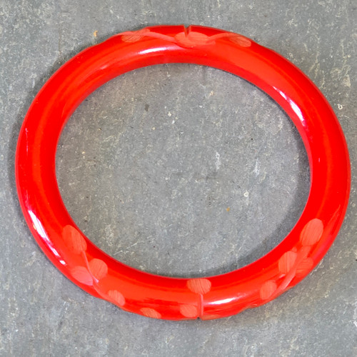 Vintage Bright Cherry Red Bakelite Round Bangle Bracelet Carved Ivy Leaves