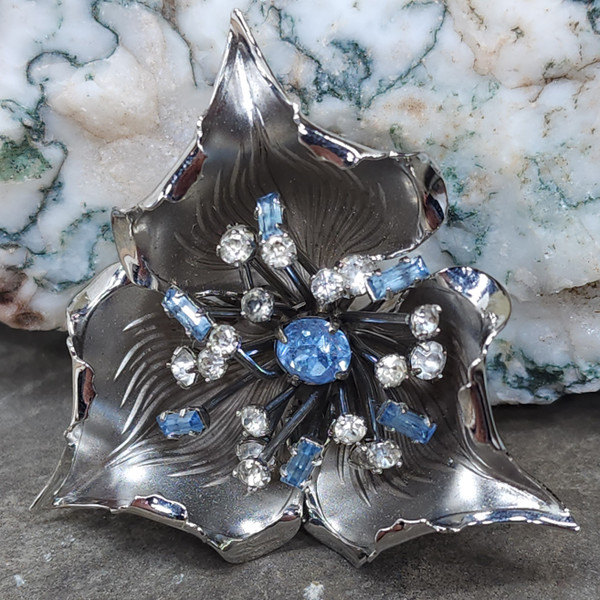 Vintage Trillium Flower Lily Silver Tone Estate Jewelry Brooch Pin Rhinestones