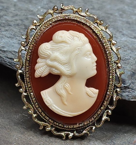 Vintage Signed Jonette Gold Tone Estate Jewelry Cameo Brooch Pin J.J.