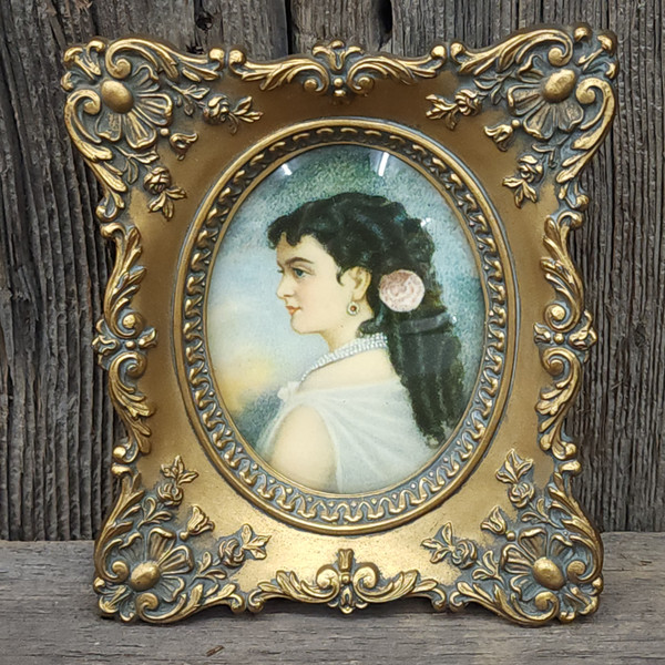 Vintage Cameo Creation Bubble Glass Portrait Picture Frame Madame Adelina Patti