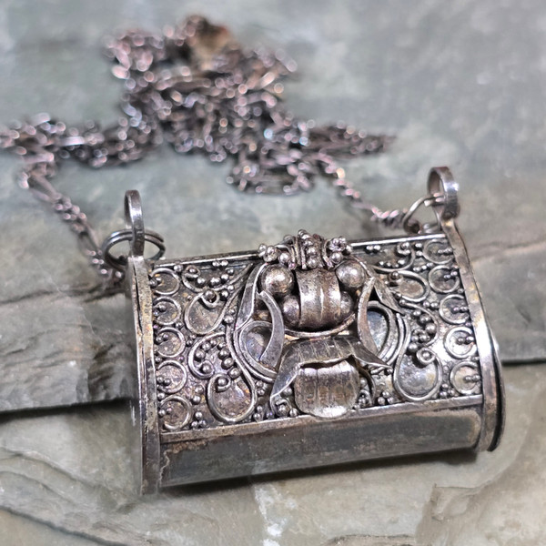 Antique Silver Miniature Figural Purse Shaped Necklace Pendant & Chain