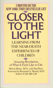 Closer to the Light: Learning from the Near-Death Experiences of Children: Amazing Revelations of What It Feels Like to Die - ISBN: 9780804108324