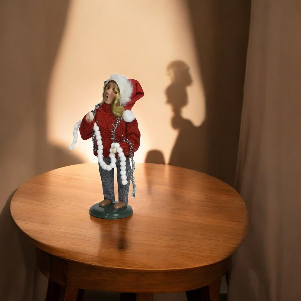 Byers' Choice - Decorating Family Girl Caroler
