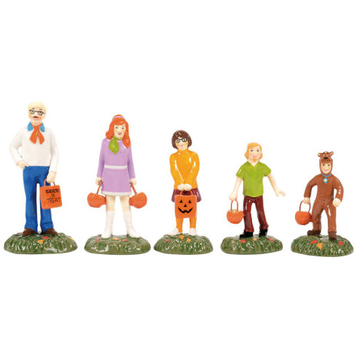 Department 56 Scooby Doo Trick or Treaters set with four costumed Halloween village figures.
Officially licensed Scooby-Doo Snow Village Halloween figures with candy buckets and grassy bases.
Set of 5 ceramic and zinc alloy trick-or-treat accessories inspired by Scooby-Doo characters.