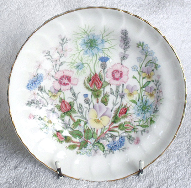 Attractive Aynsley Fine Bone China Pin or Sweets Dish