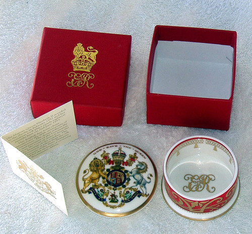 2013 ROYAL COLLECTION TRUST Queen Elizabeth (ER II) 60th Coronation Commerative Hand Decorated Pill Box (Bone China With 22ct Gold Gilding) Including Small Gold Printed Card And Original Box