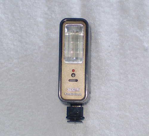 1990's TOSHIBA Hot Shoe Mount Xenon Flash Gun Model: 7025 (As Described)