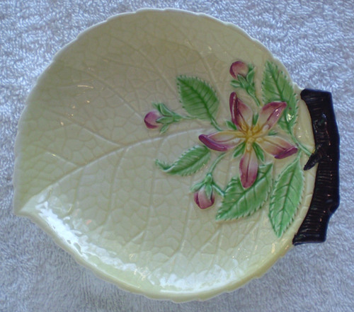 1940's ~ 1950's CARLTON WARE English Art Ceramic #1670 Small Leaf Dish With Tab Handle