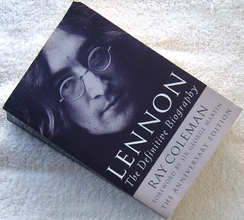 Softcover Music Book - JOHN LENNON The Definitive Biography (Ray Coleman) 2000