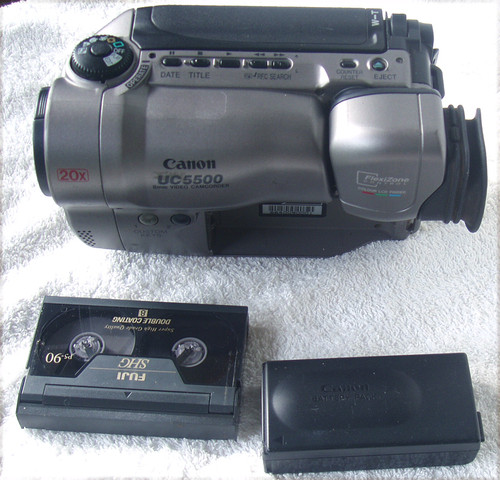 CANON Hi-8 Camcorder Model: UC5500 PAL Tape & Battery (AS-IS)