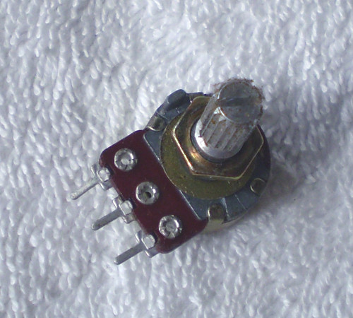 JIANGHAI (JH)  16mm Single 25K (Linear) Rotary Potentiometer Spline Shaft (NEW Old Stock)