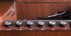 hmv-radiogram-showing-knobs.jpg