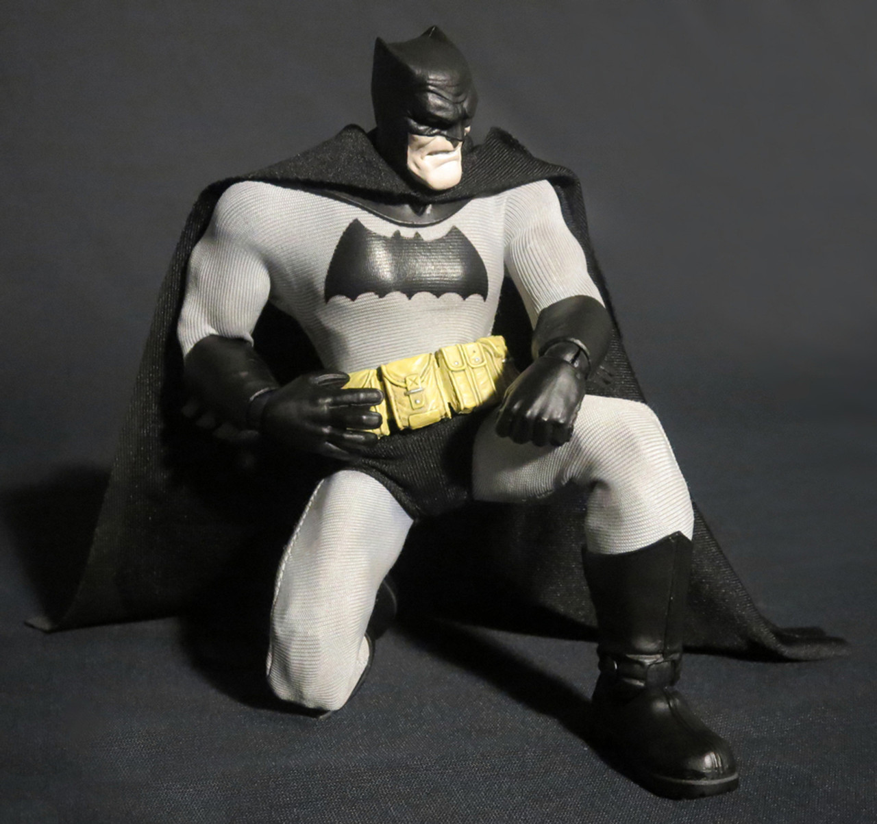 Mezco The One:12 Collective-The Dark Knight Batman Action Figure