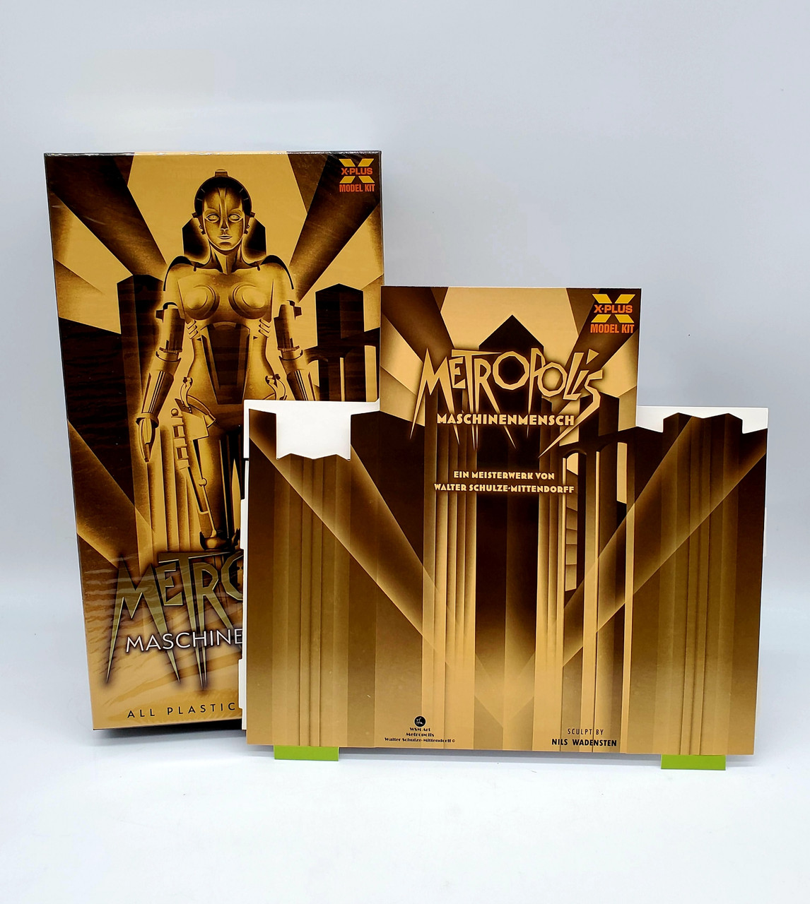 X-Plus Metropolis Maschinenmensch (1927) 1/8th scale plastic model kit WITH  DISPLAY