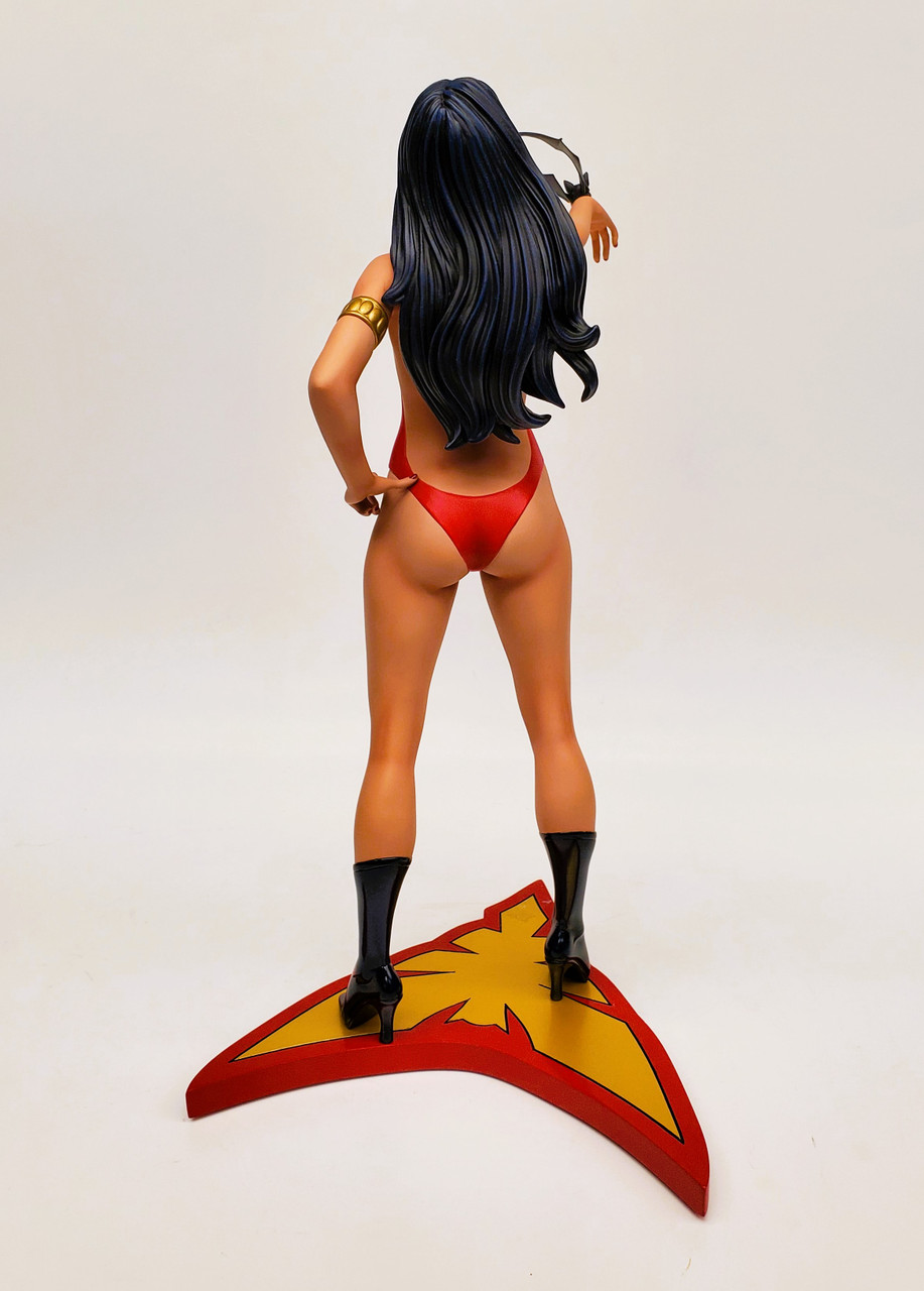 Dynamite Vampirella Jose Gonzalez Statue Standard Edition
