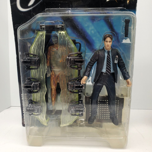 McFarlane X-Files  Agent Fox Mulder in Blue Suit with Cryo pod  Action Figure (damaged package)