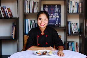 Head Chef Bee Head Chef Bee