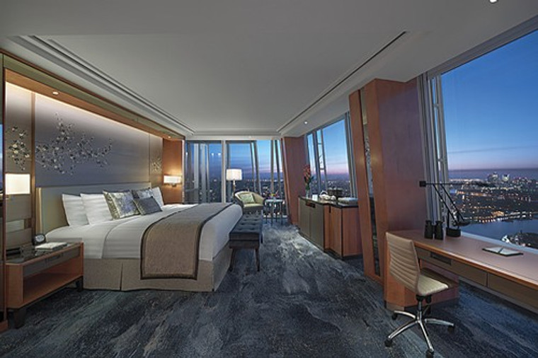 Shangri-La Hotel At The Shard, London, Iconic City View Room 	Photo: Harriet Upjohn and Shangri-La Hotel At The Shard