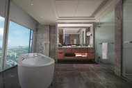 Shangri-La Hotel At The Shard, London, Iconic City View Bathroom 	Photo: Harriet Upjohn and Shangri-La Hotel At The Shard