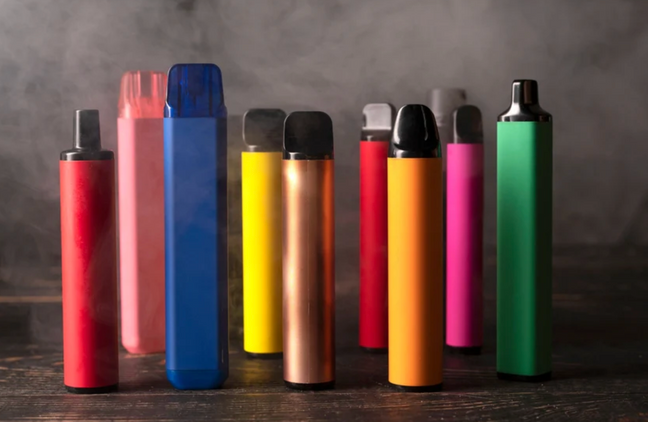 A Side-by-Side Comparison of Disposable Vapes and Rechargeable E-Cigarettes