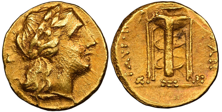 1084939 GREEK. SICILY. Tauromenium. Struck circa 214-211 BC. AV 15-Litrai (?) or Trihemiobol. NGC Ch. XF (Choice Extremely Fine) Strike 4/5 Surface 4/5.  1.05gm. Laureate bust of Apollo, right / TAYPOME – (NIT)AN. Tripod (with three ring handles) ...