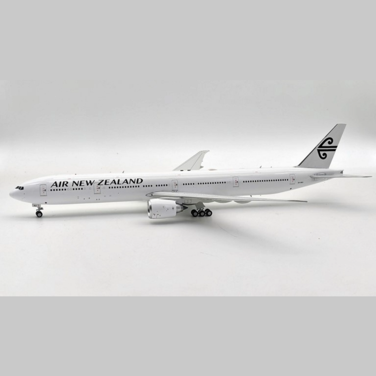 IF773NZ0224 200 Zealand With Stand 777-300ER 1/200 Boeing New ZK-OKU Air Inflight Scale