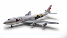 Big Bird 1:500 scale Boeing 747SR-146B in Japan Airlines “Jay Glay” special livery. Compact jumbo jet display model of the high-density domestic SR variant.