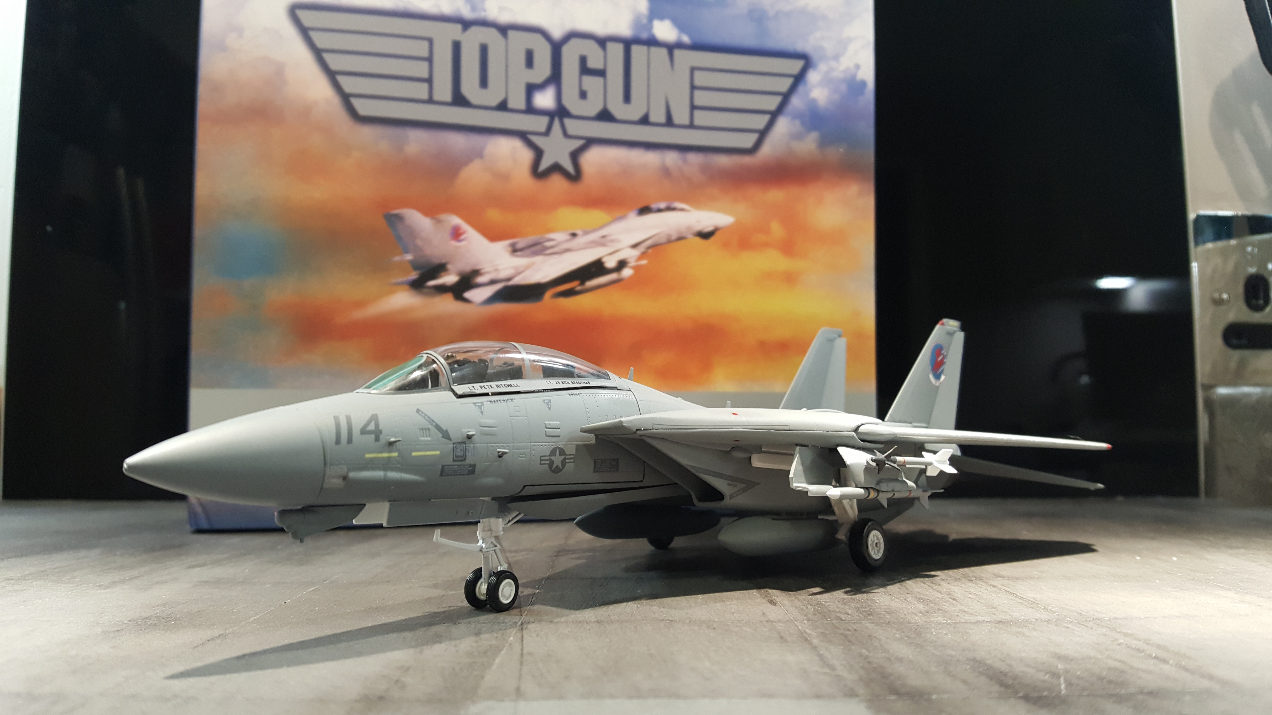  Top  Gun  F 14 Scale 1 72 model  review by Airspotters com 